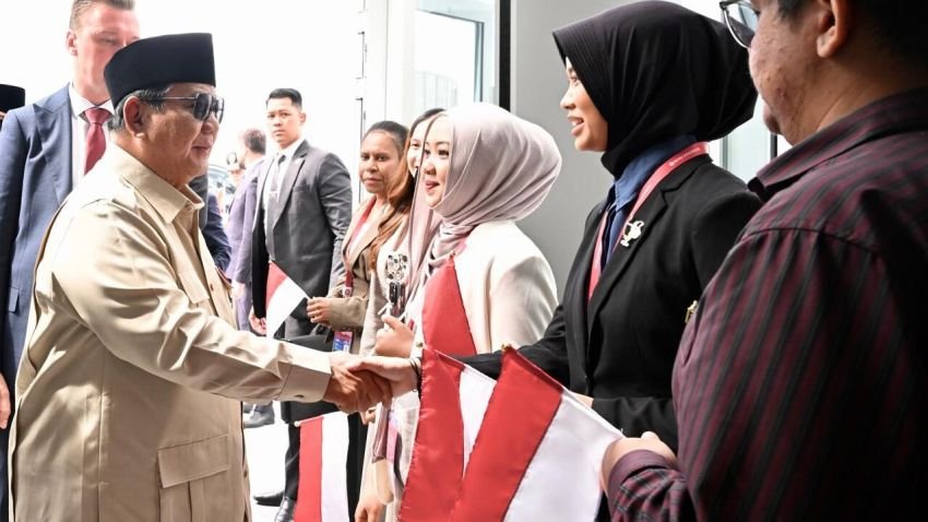 Kibarkan Merah Putih di Rusia! Tiba di Vladivostok Sebagai Tamu Kehormatan EEF, Prabowo Disambut Antusias Haru Diaspora Mahasiswa