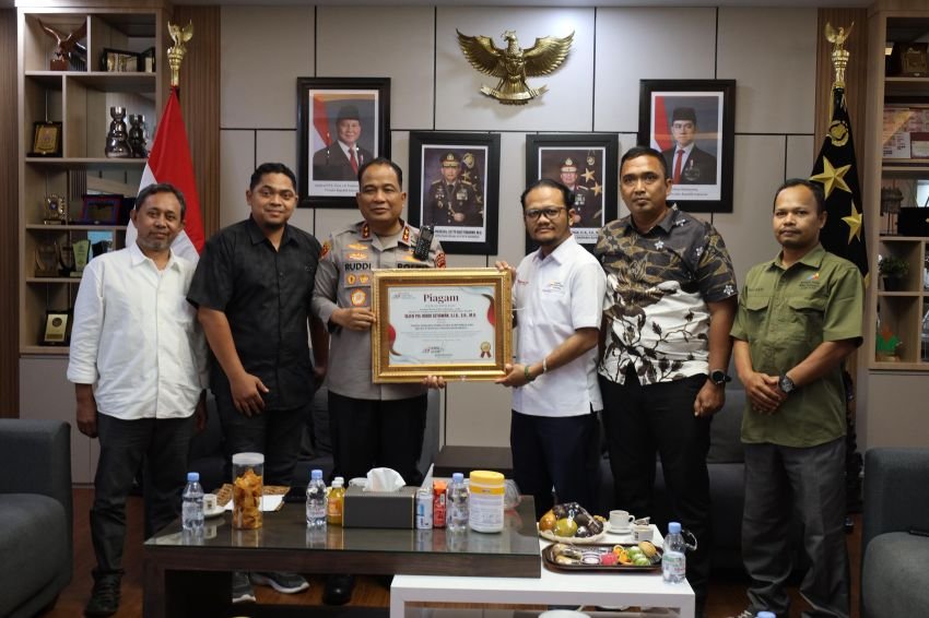 Kapolda Aceh Ruddi Setiawan Terima Penghargaan AMSI sebagai Tokoh Humanis Pemelihara Kamtibmas