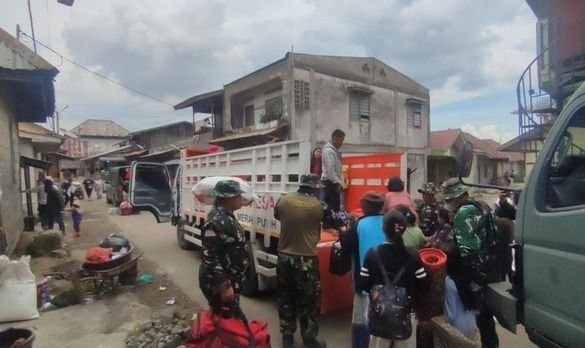 Gunung Sinabung Erupsi, 490 KK Warga Kuta Tengah Dievakuasi