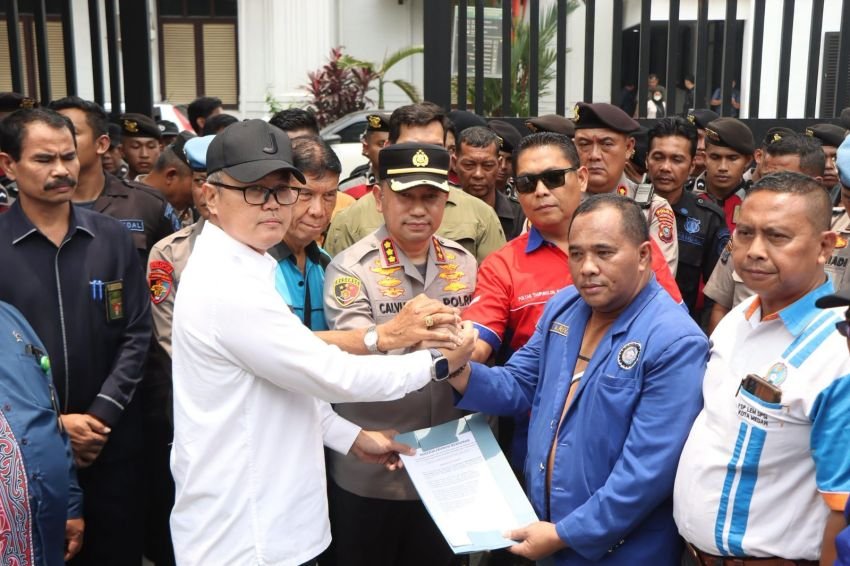 Buruh GEBRAK Datangi DPRD Sumut dan PN Medan Dikawal Polrestabes, Ini Tuntutannya