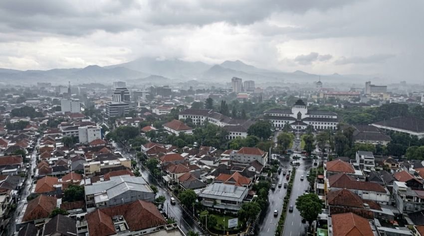 Cuaca Jabar Hari Ini 15 Oktober: Berawan, Suhu Subang-Bekasi Capai 38&deg;C