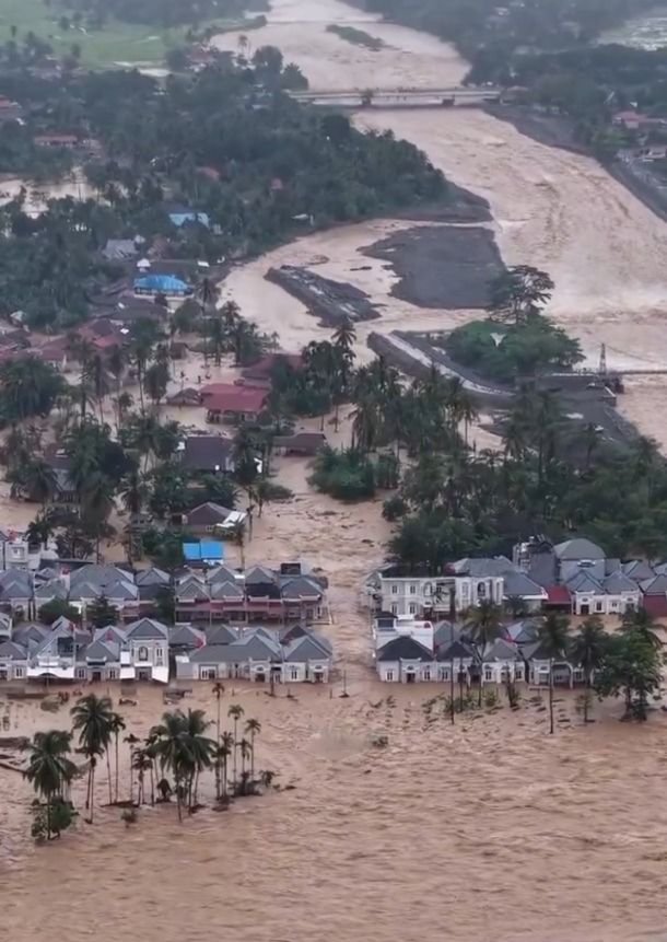 Padang Diterjang Banjir Lagi! 2 Kecamatan Terendam, Tim SAR Sibuk Evakuasi & By Pass Lumpuh