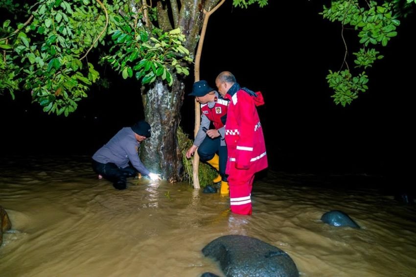 Padang Dikepung Banjir! 500 Polisi Diturunkan Amankan Perumahan Kosong & Evakuasi Warga