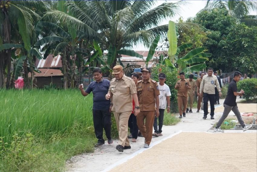Sidak Desa Mekar Mulyo, Bupati Batu Bara Desak PLN Rapikan Kabel Bahaya dan Perbaiki Akses Sekolah