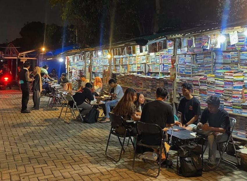 Kedeboox Medan, Tempat Ngopi Sambil Baca Buku dengan View Kereta Api dan Lampu Kota