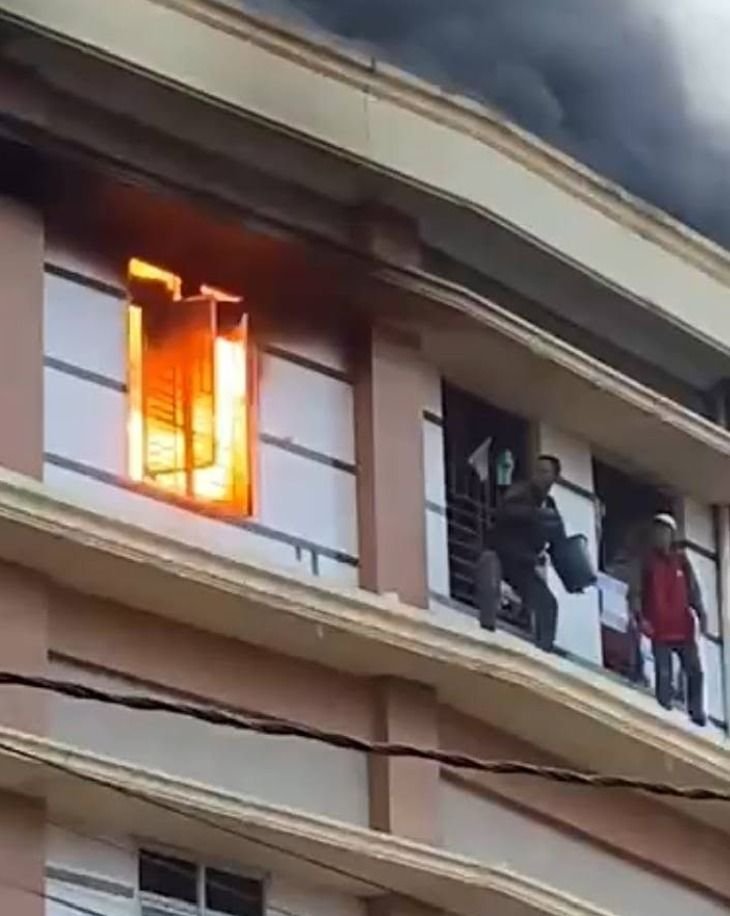 Geger Lantai 4 Terbakar Warga Pecahkan Kaca Padamkan Api Asrama Bidan Medistra Deli Serdang