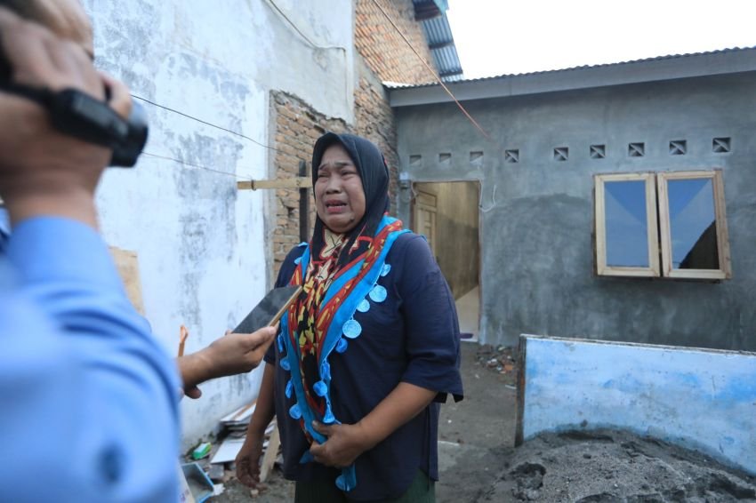 Air Mata Nurbaini Pecah, Rumah Lapuk yang Dihuni Puluhan Tahun Kini Dibedah Pemko Medan