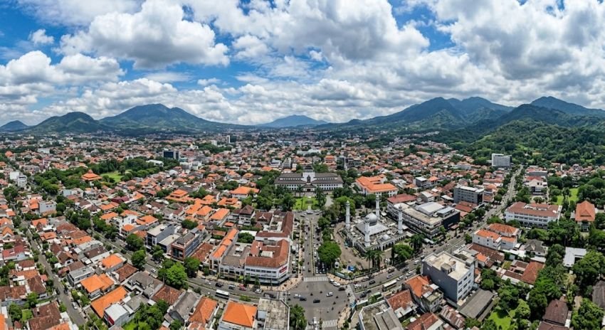 Cuaca Jabar Hari Ini 14 Oktober: Mayoritas Cerah, Karawang Capai 36&deg;C