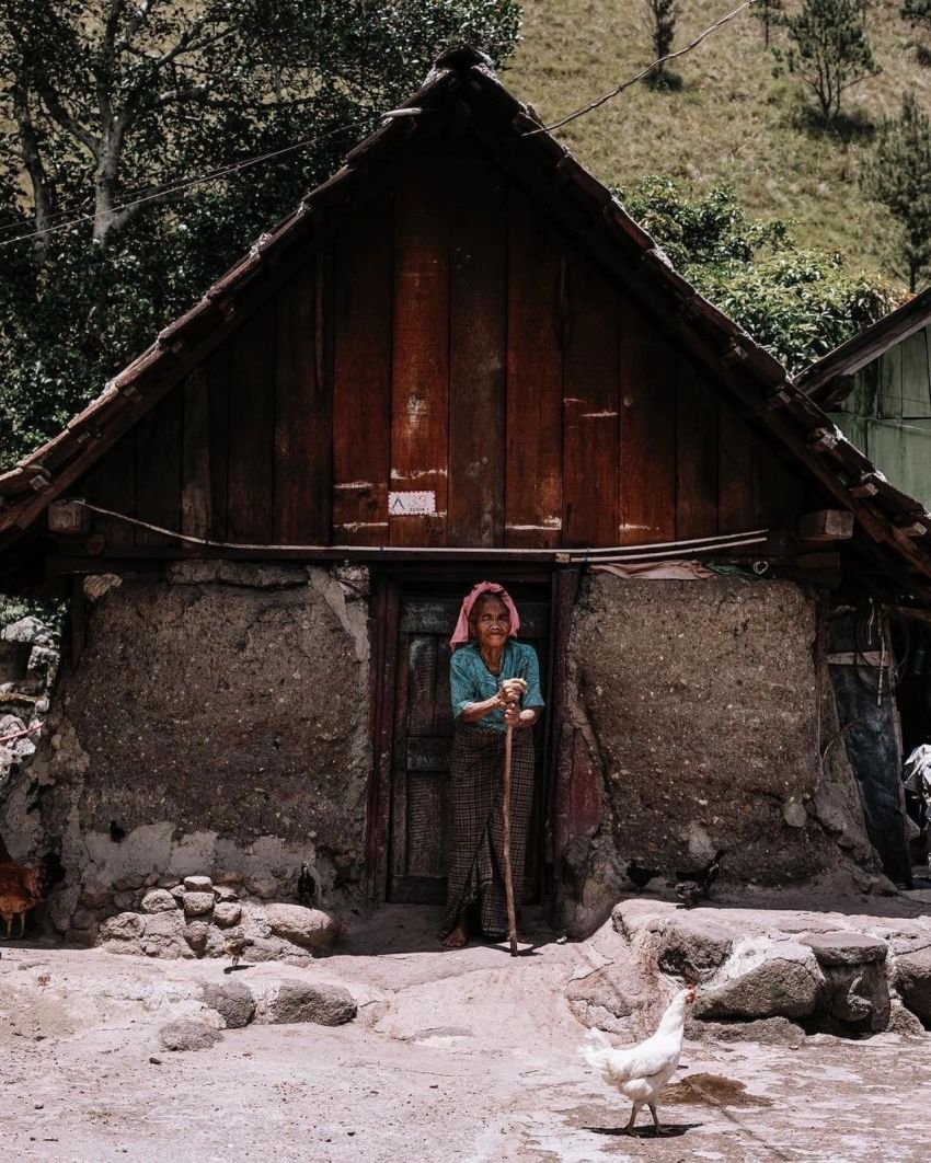 Kisah Opung Sagala, Nenek Berusia Seabad Penjaga Warisan Rumah Tradisional di Sianjur Mula Mula