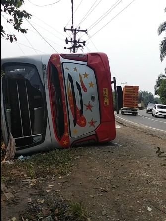 Ngebut Hantam Tiang Hingga Terguling di Labusel, Bus Bintang Utara Bikin 22 Penumpang Luka: Sopir Malah Kabur