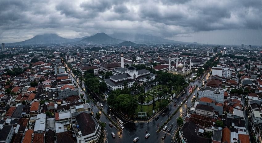 Cuaca Jabar Hari Ini 13 Oktober: Hujan Ringan di 4 Daerah, Suhu Capai 36&deg;C