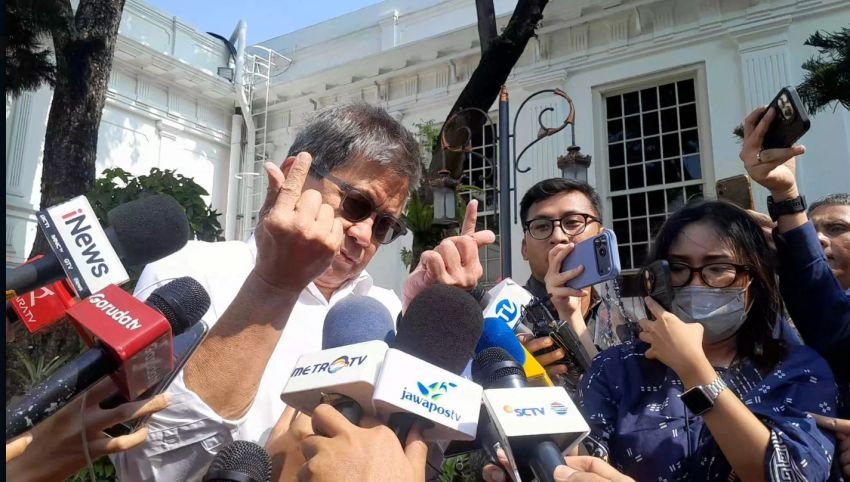 Perdana Ikut Sidang Kabinet Prabowo, Rocky Gerung Kasih Nilai 2 Tahun Pemerintahan Pakai 'Finger Heart'