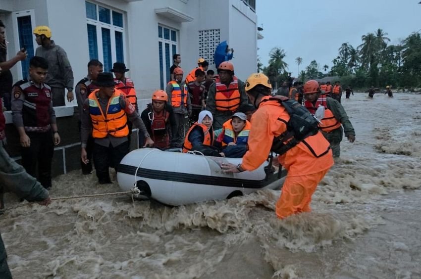 Banjir Padang Kian Mencekam! 70 Personel Gabungan Diterjunkan Evakuasi Puluhan Warga Terjebak