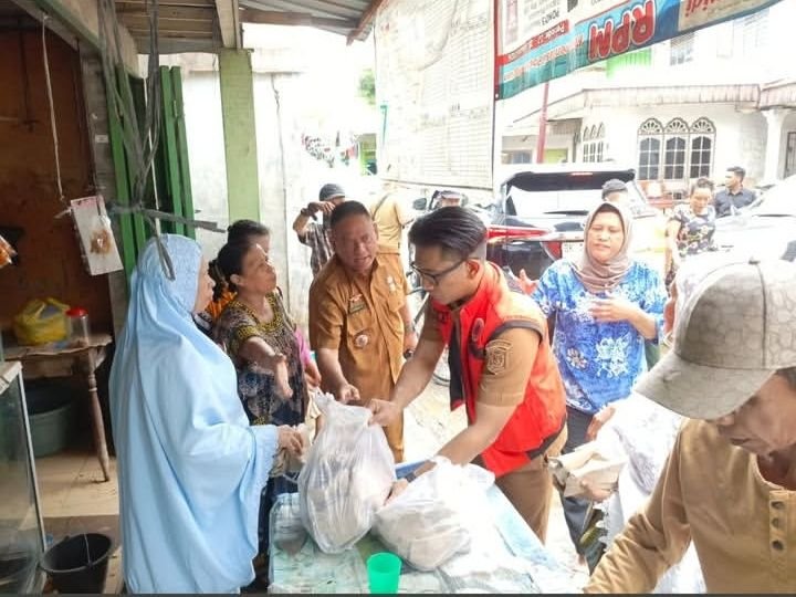 Binjai Diterjang Banjir, Wawalkot Turun Langsung Salurkan Bantuan Makanan ke Warga