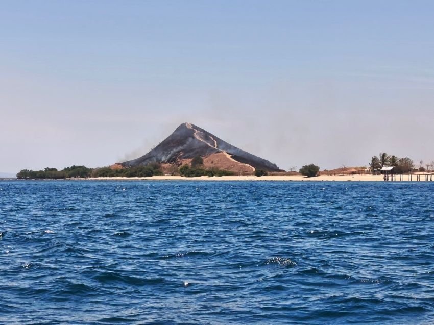 Savana Pulau Kenawa Sumbawa Barat Hangus Terbakar, Penyebab Masih Diselidiki