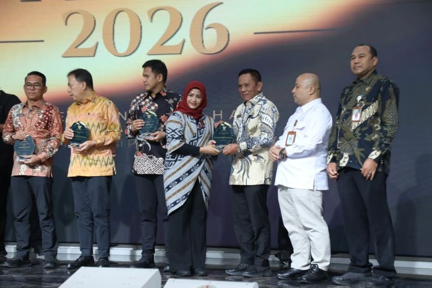 Bupati Batu Bara Baharuddin Siagian Raih Achievement Person Award, Pemkab Sabet Predikat Informatif KI Sumut 2026