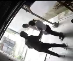 Terekam CCTV, Pria di Kisaran Disekap dan Dianiaya Debt Collector Dalam Ruko Hingga Babak Belur