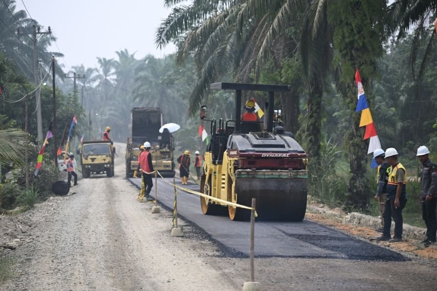 Puluhan Tahun Rusak, Jalan di Labusel Kini Diperbaiki Bobby Nasution dengan Anggaran Rp46 Miliar
