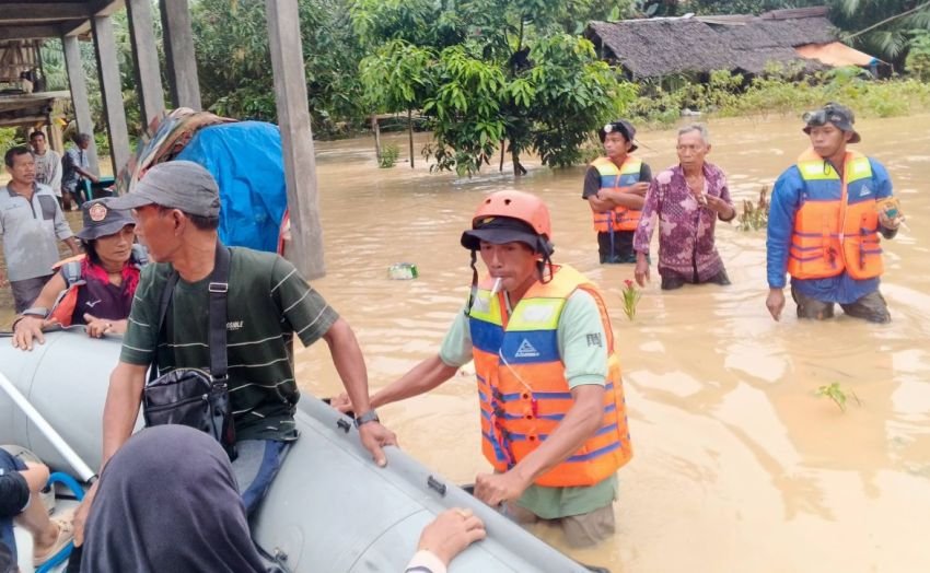 Langkat dan Binjai Diterjang Banjir, Air Rendam Permukiman hingga Pinggang Orang Dewasa
