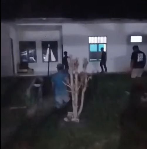 Dituduh Maling Berondolan Lalu Ditembak, Warga Ngamuk Geruduk Perumahan Kebun Sawit Labuhanbatu