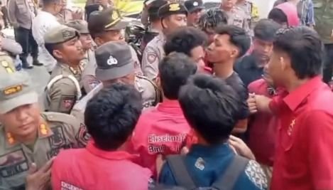 Demo di Kantor Wali Kota Binjai Berakhir Ricuh, Koordinator Aksi Laporkan Dugaan Pemukulan oleh Satpol PP