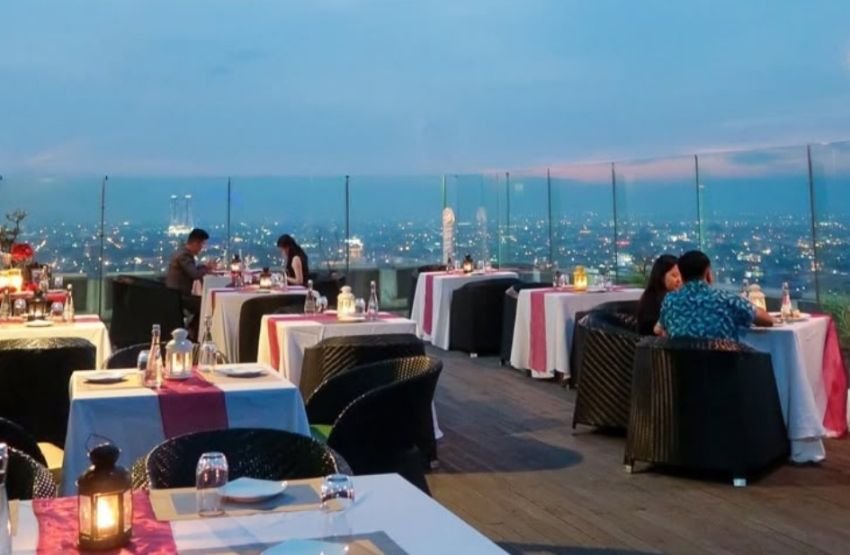 Bingung Malam Minggu ke Mana? Ini 5 Kafe Rooftop di Medan dengan Pemandangan City Light yang Memukau