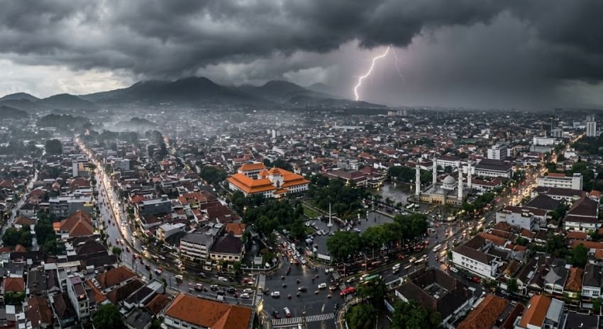 Prakiraan Cuaca Jawa Barat Senin 26 Oktober 2026: Bogor dan Ciamis Berpotensi Hujan Petir