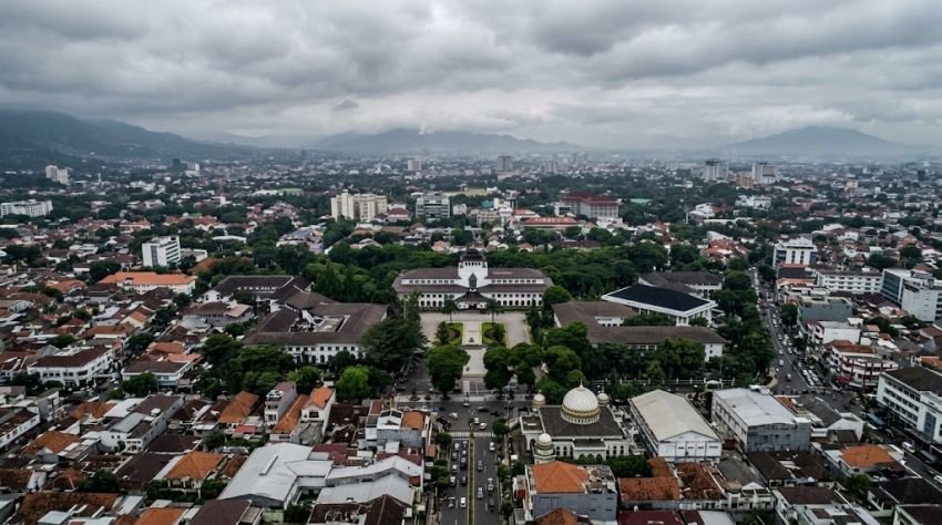 Cuaca Jabar Hari Ini 11 Oktober: Bogor Hujan Sedang, Suhu Capai 36&deg;C