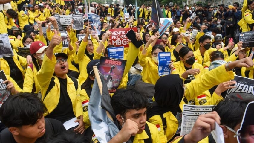 2 Tahun Prabowo-Gibran, BEM UI dan Mahasiswa Sejumlah Kampus Turun ke Jalan Hari Ini!