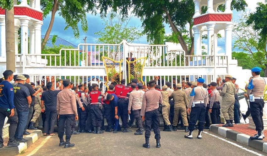 Demo Mahasiswa di Kantor Gubernur Aceh Memanas, Polisi Putar Salawat Badar untuk Redam Ketegangan