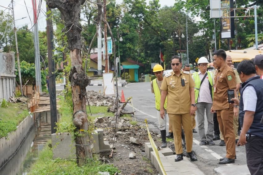 Rico Waas Tinjau Pembangunan Trotoar Jalan Juanda dan Merak Jingga, Target Rampung Akhir 2026