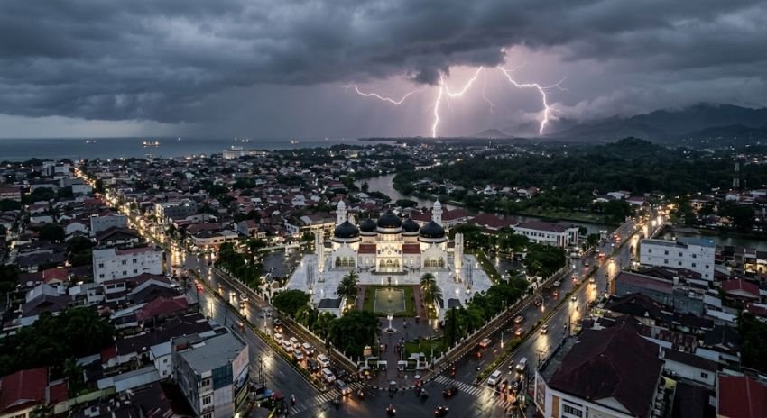 Prakiraan Cuaca Aceh Hari Ini 25 Oktober 2026: 7 Wilayah Berpotensi Hujan Petir