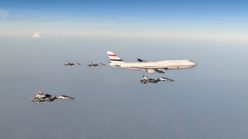 Mewah dan Gagah! Jet Tempur Sukhoi & F-16 TNI AU Kawal Pesawat Presiden Mesir Masuk Langit RI