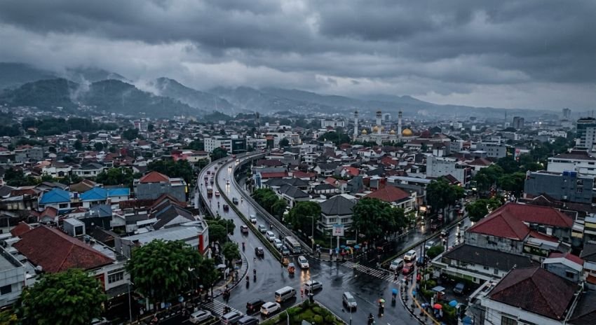 Cuaca Jabar Hari Ini 1 Oktober: Hujan Ringan Mendominasi, Suhu Tembus 36 Derajat