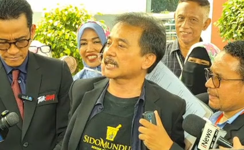 Roy Suryo Pakai Kaus &ldquo;Sido Munudur&rdquo;, Singgung Polemik Ijazah Gibran: Daripada Malu