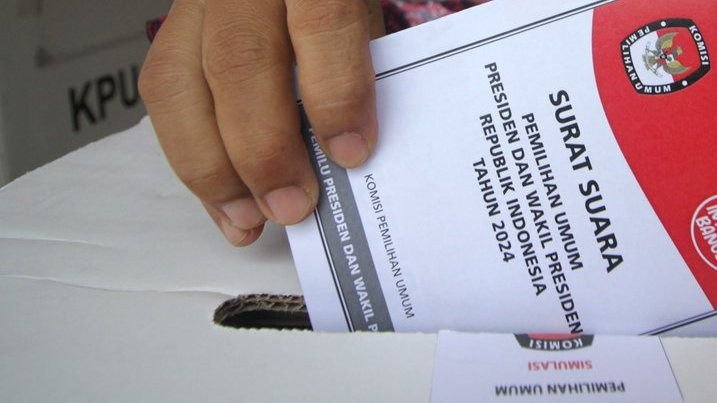 Makin Panas! Hasyim Asy'ari dan Doli Saling Tuding 'Munafik' Soal Pasal Ijazah Gibran