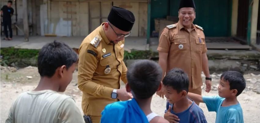 Gercep Sapa Warga Langgapayung, Bupati Labusel Pastikan Parit Rampung Desember & Kabulkan Bola Gratis