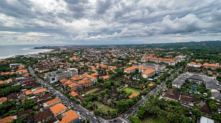 Prakiraan Cuaca Bali Senin 26 Oktober 2026: Tabanan Hujan Ringan, Denpasar 33&deg;C