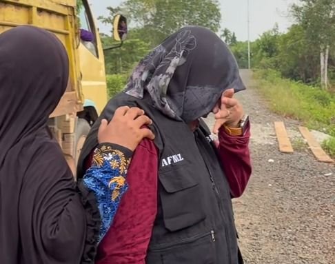 Bupati Siak Menangis Lihat 3 Keluarga Guru Tinggal Serumah di Rumah Reot: Pusat Tak Tahu Kita Menderita Seperti Ini