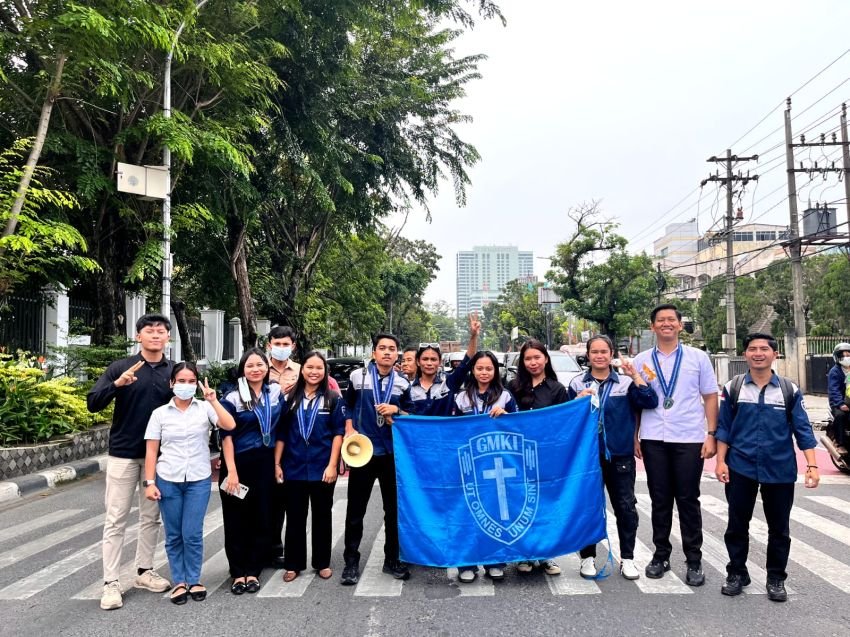 Ketinggalan Asap Karhutla Hantui Medan, Mahasiswa GMKI Turun ke Jalan Bagikan 400 Masker Gratis