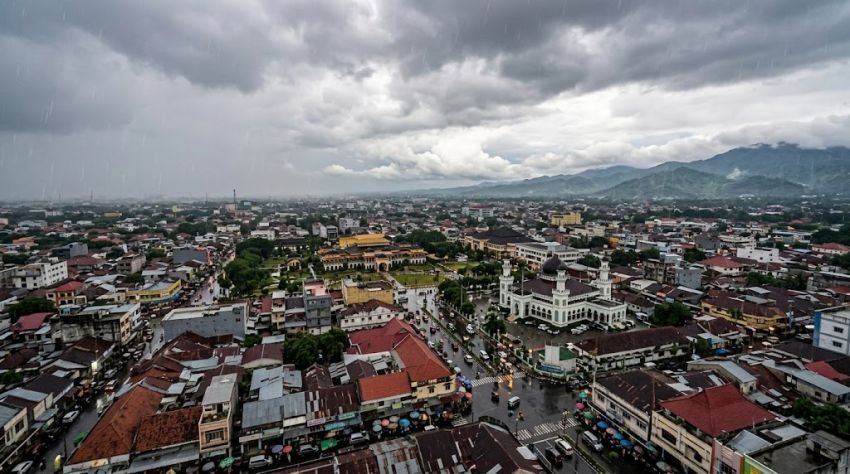 Cuaca Sumut Hari Ini 13 Oktober: Hujan Ringan Mendominasi, Labuhanbatu 32&deg;C