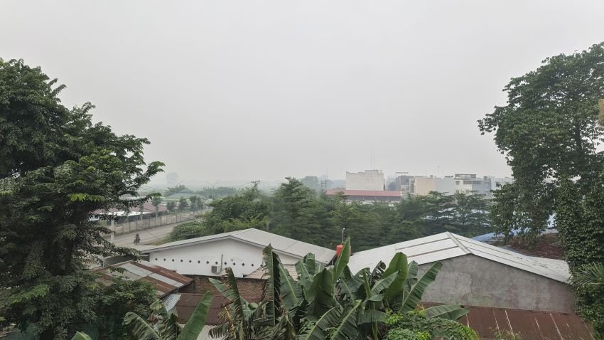 Medan Dikepung Kabut Asap Pekat: Kualitas Udara Sangat Tidak Sehat, Jarak Pandang Anjlok Jadi 1 Km