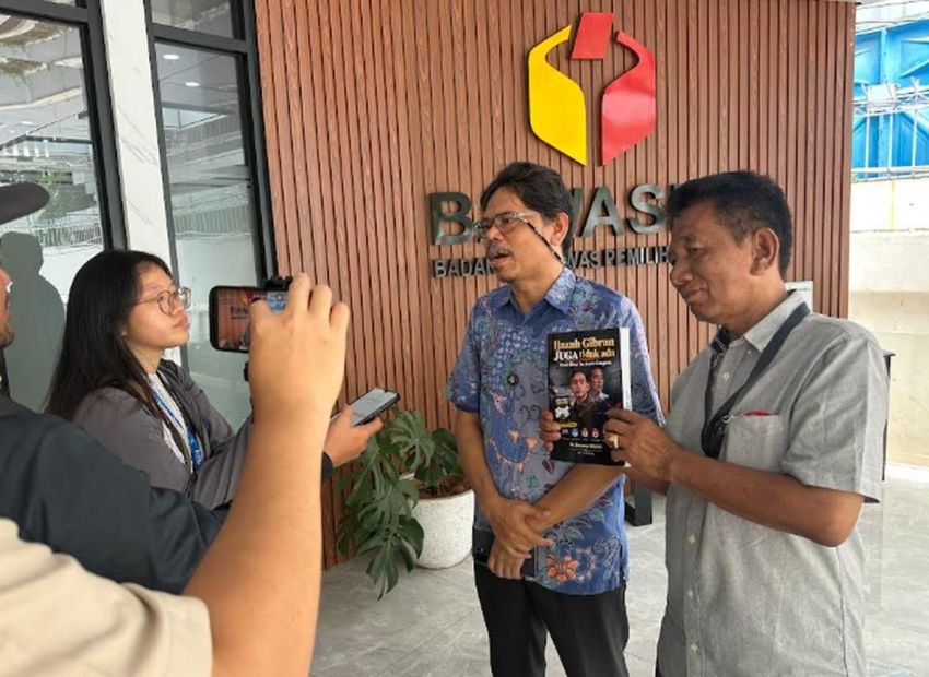 Adukan KPU dan Gibran ke Bawaslu, Peneliti Bonatua Serahkan Buku Riset Temuan di Singapura
