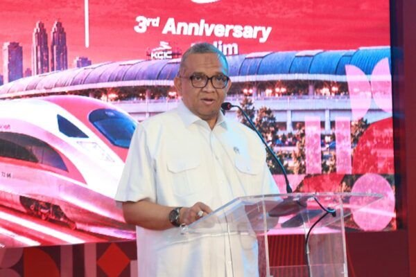 Tiga Tahun Whoosh Beroperasi, Wamenaker Dorong SDM Indonesia Kuasai Teknologi Kereta Cepat