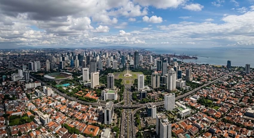 Cuaca Jakarta Hari Ini 13 Oktober: Mayoritas Cerah, Jaksel-Jaktim Capai 33&deg;C