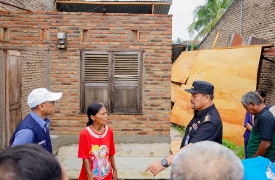 Hujan dan Angin Kencang Rusak Rumah Warga, Bupati Batu Bara Turun Langsung Salurkan Bantuan