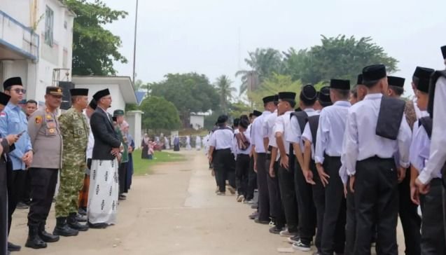 Pimpin Upacara HSN 2026, Bupati Fery Sahputra Dorong Santri Kuasai Teknologi dan Berani Bermimpi Besar
