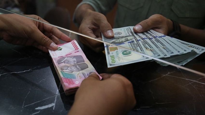 Rupiah Ditutup Melemah 35 Poin ke Rp17.917 per Dolar AS di Tengah Sentimen Geopolitik