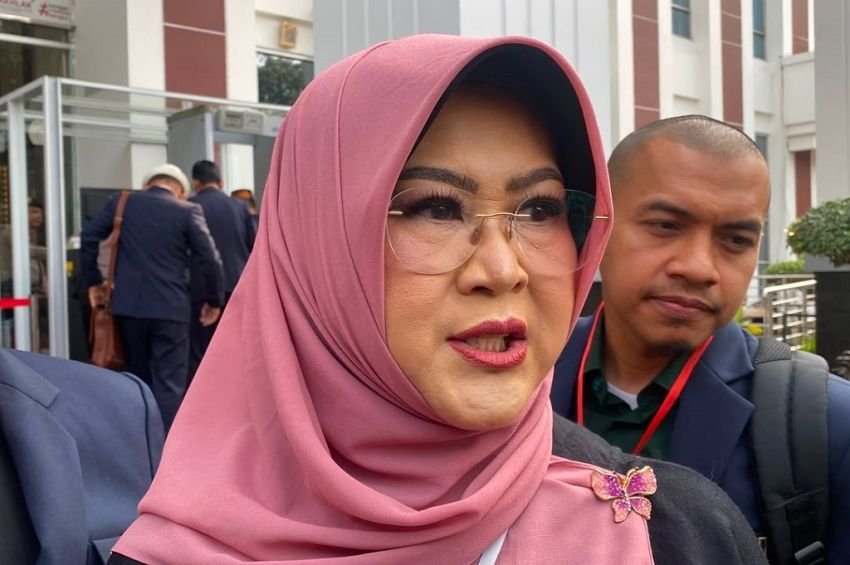 Detil Foto Ijazah Diberondong Pertanyaan, Dokter Tifa Tanya Sepupu Jokowi: Kapan Beliau Berkumis?