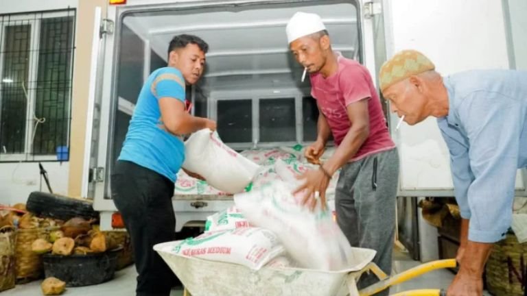Bupati Batu Bara dan Sugiat Santoso Salurkan 4 Sapi dan 1 Ton Beras ke Pesantren Taajussalaam